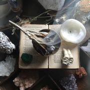  Гадаю,  вижу тонкие планы,  читаю мысли - экстрасенс. 